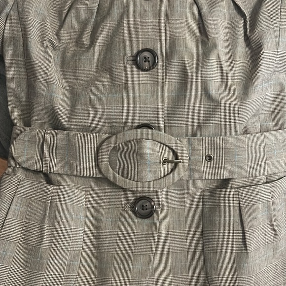 Banana Republic suit. Size 2 too and size 6 skirt. GUC - Picture 6 of 8